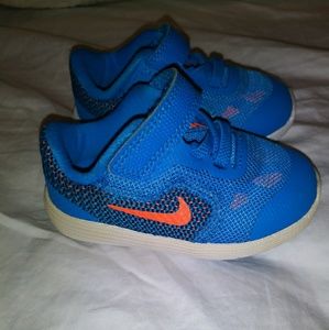 Baby Boy Nikes Sz 4